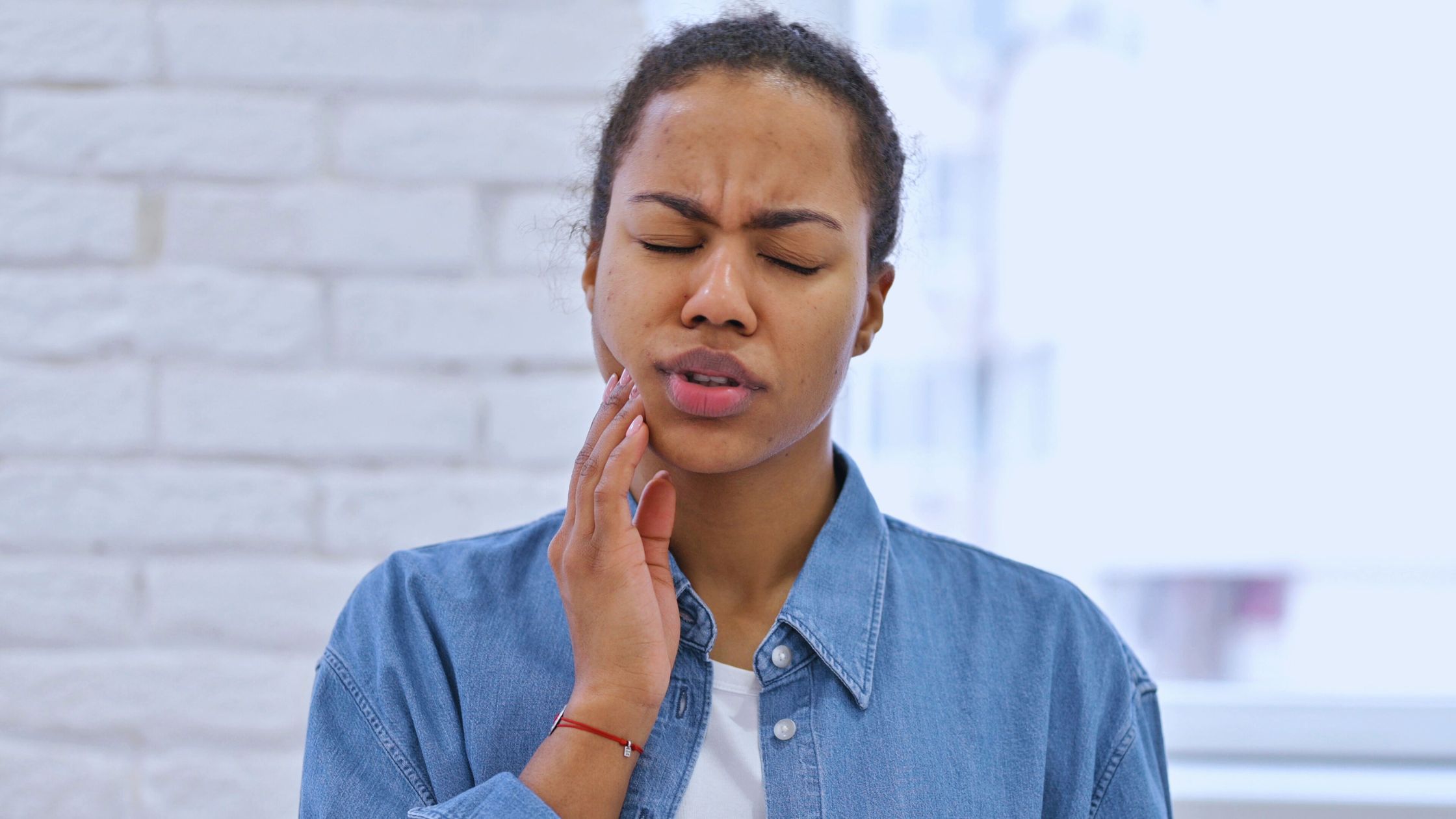 3 Important Things To Do In A Dental Emergency woman with sore tooth